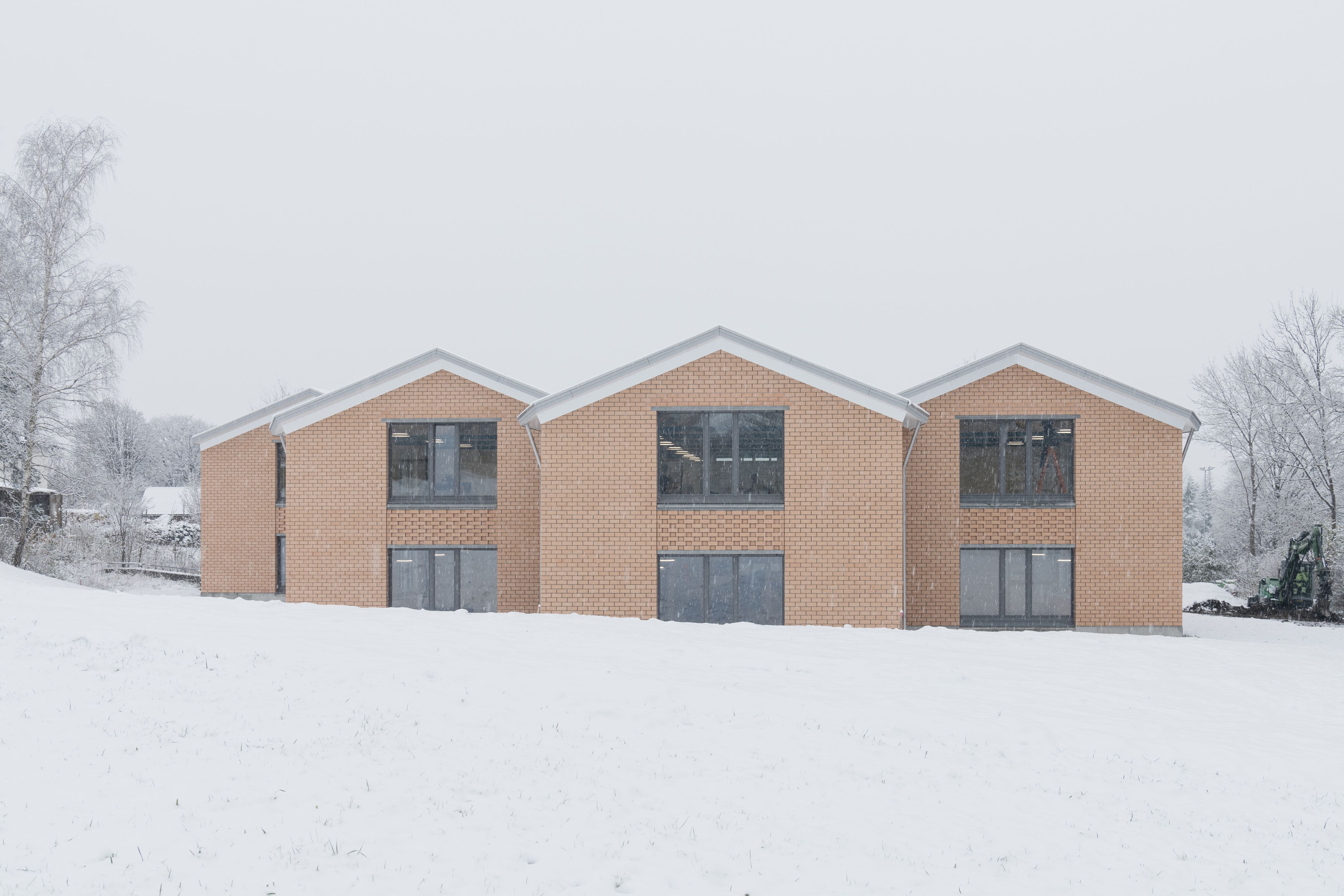Schulhaus im Schnee
